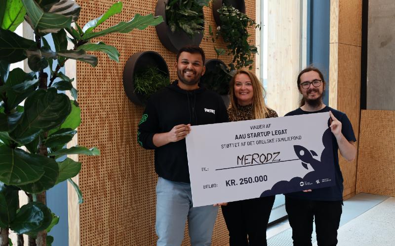 Dinar Amar Jadhav, Judi Simonsen og Samuel Howell viser deres AAU Startup Legat frem