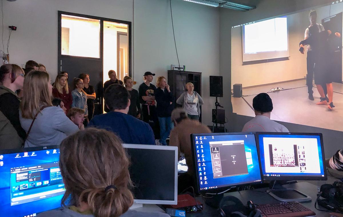 Studerende underviser studerende i teknologi til brug i performance kunst og dans på 5. semester